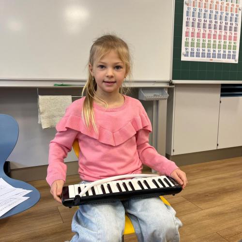 Mila mit der Melodica