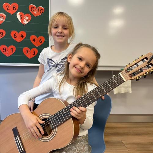 Julia und Katharina mit Gitarre und Gesang