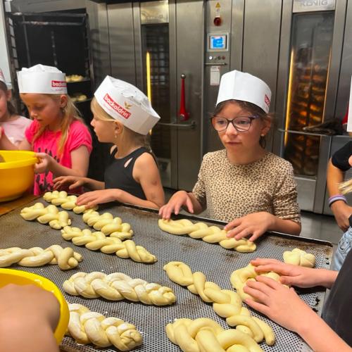 Kinder beim backen