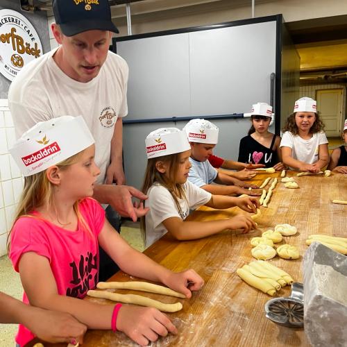 Kinder beim Backen 3