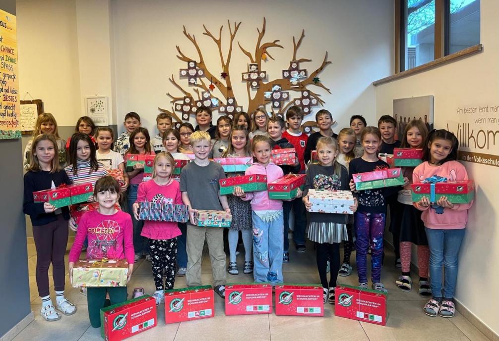 Schülerinnen und Schüler mit Weihnachtsgeschenken