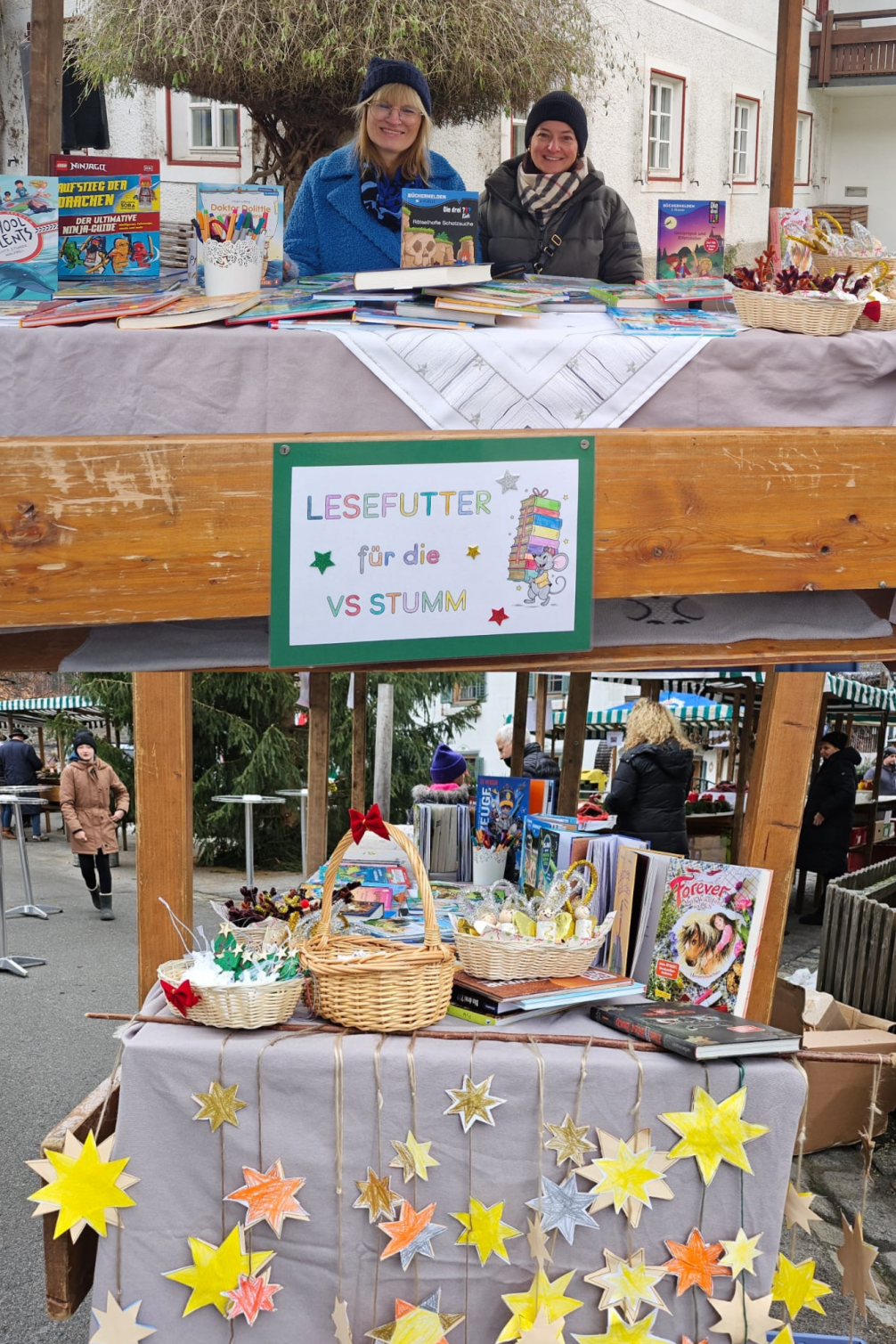 Lehrpersonen am Adventmarkt