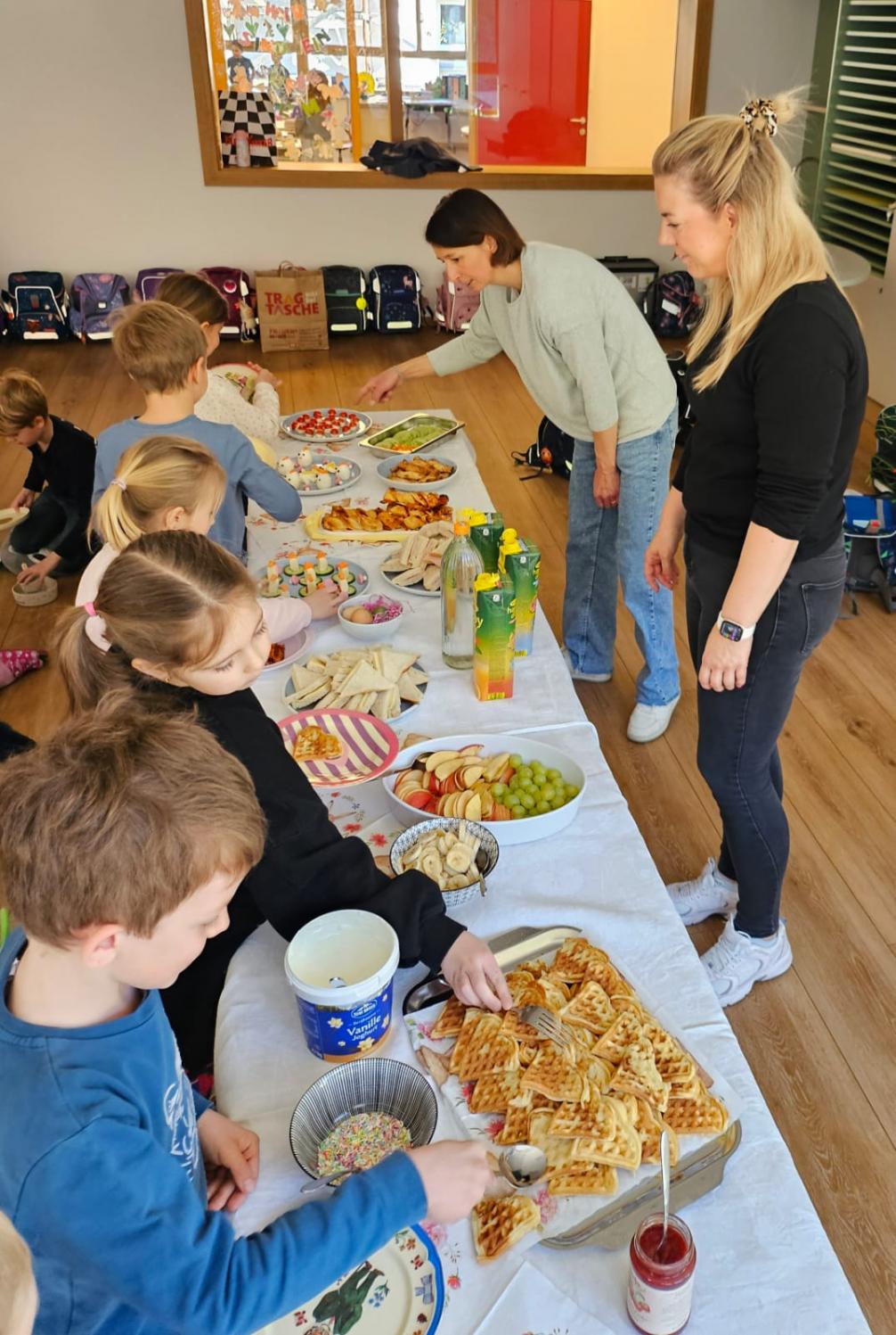 Kinder bei der Jause