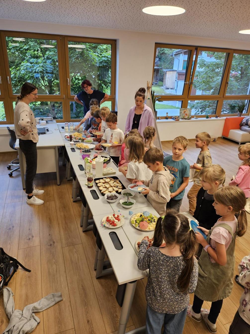 Kinder bei der gesunden Jause